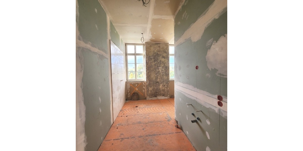 Top-Renditeobjekt: 5 Wohneinheiten im historischen Schulhaus mit großem Entwicklungspotenzial - Mehrfamilienhaus, Wohnhaus Althornbach Bödingerhof | Angebot:24700023